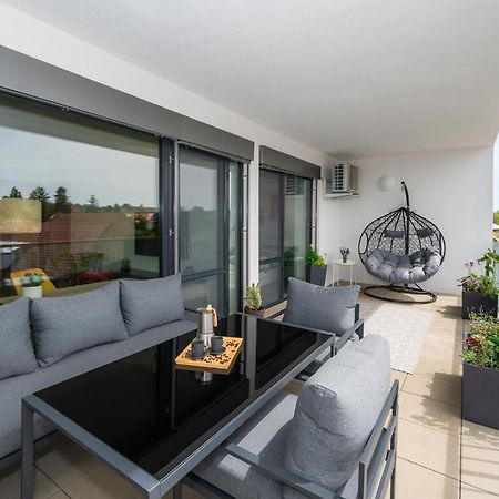 Fully Equipped Apartments With Terraces, Free Garage Parking, Netflix & Ac - By Apartmany Slapanice Cz Bagian luar foto