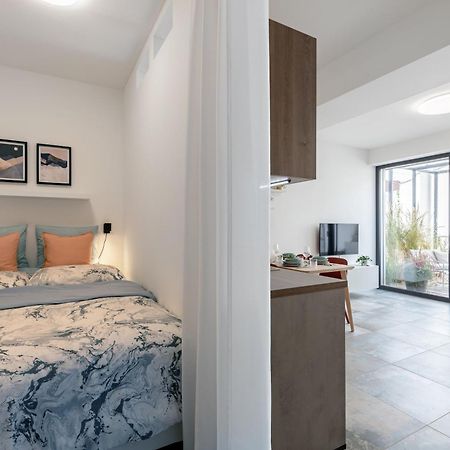 Fully Equipped Apartments With Terraces, Free Garage Parking, Netflix & Ac - By Apartmany Slapanice Cz Bagian luar foto