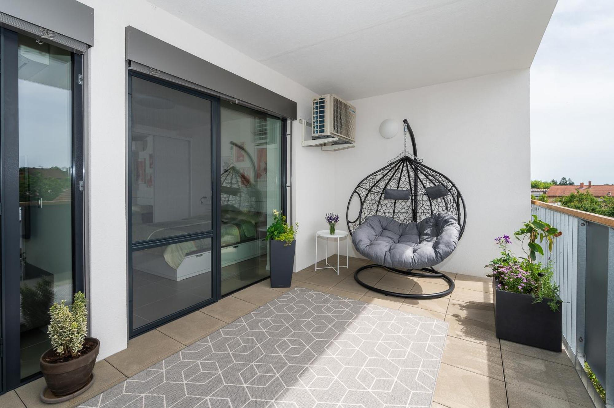 Fully Equipped Apartments With Terraces, Free Garage Parking, Netflix & Ac - By Apartmany Slapanice Cz Bagian luar foto