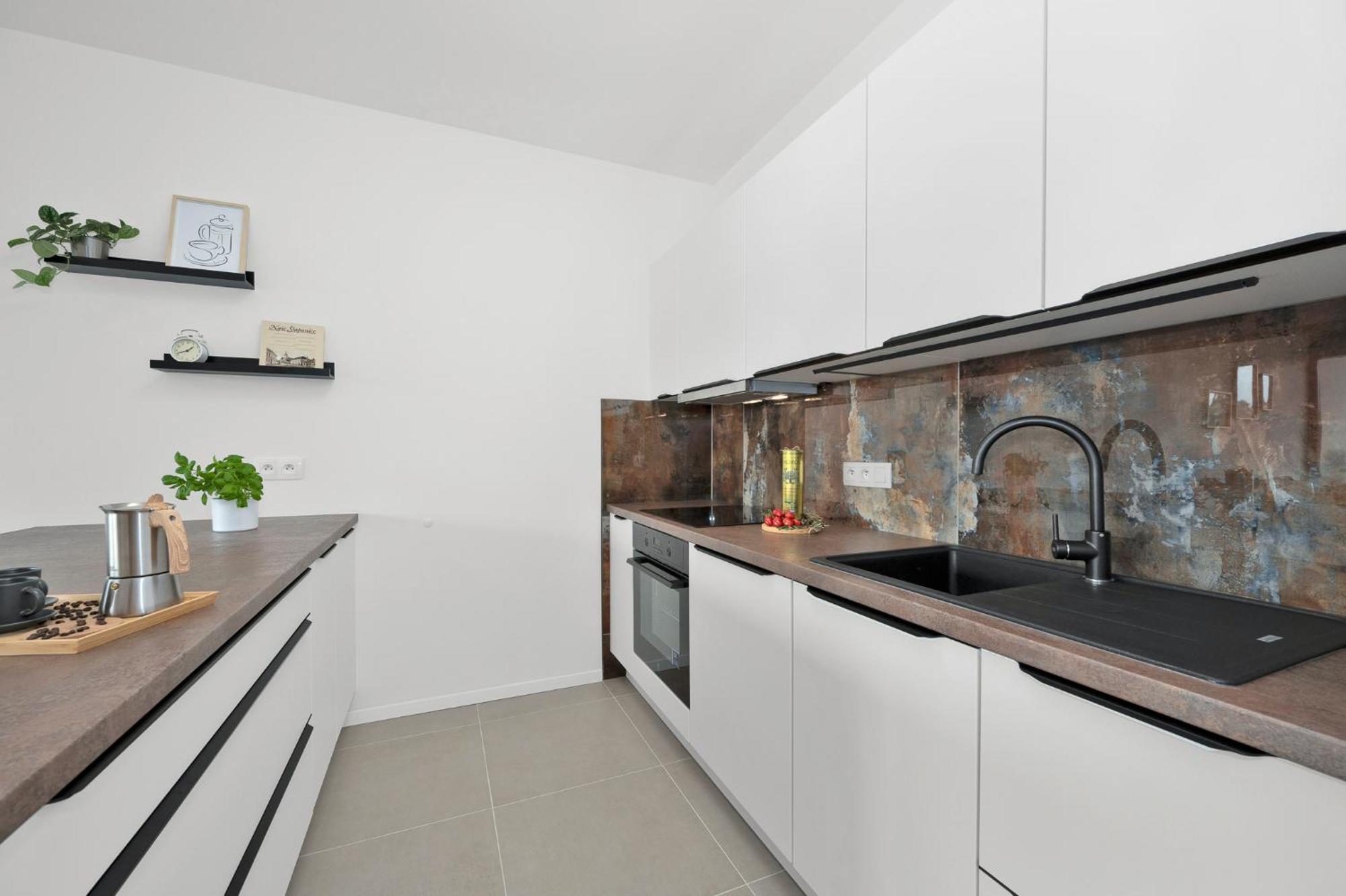 Fully Equipped Apartments With Terraces, Free Garage Parking, Netflix & Ac - By Apartmany Slapanice Cz Bagian luar foto
