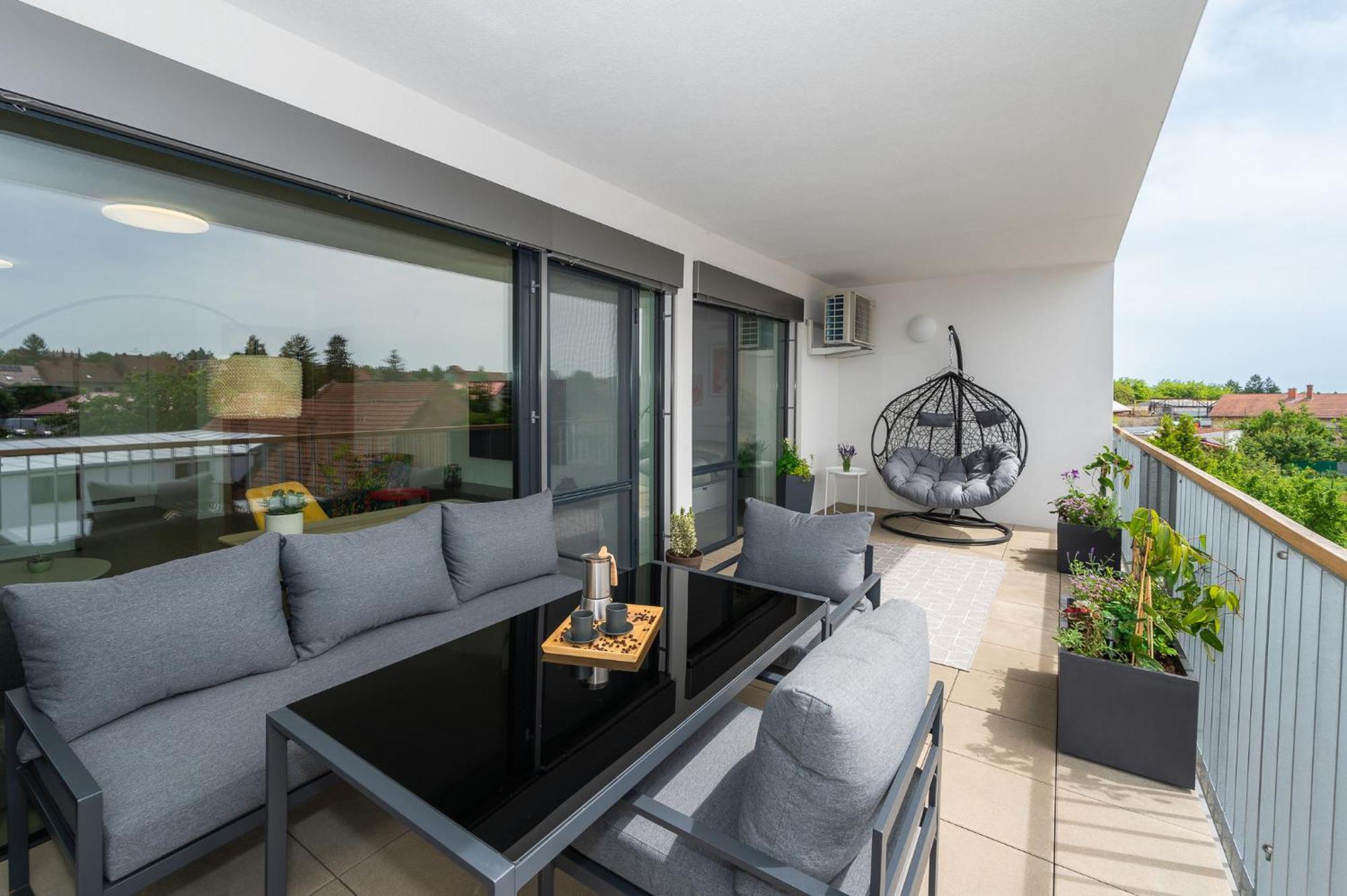 Fully Equipped Apartments With Terraces, Free Garage Parking, Netflix & Ac - By Apartmany Slapanice Cz Bagian luar foto