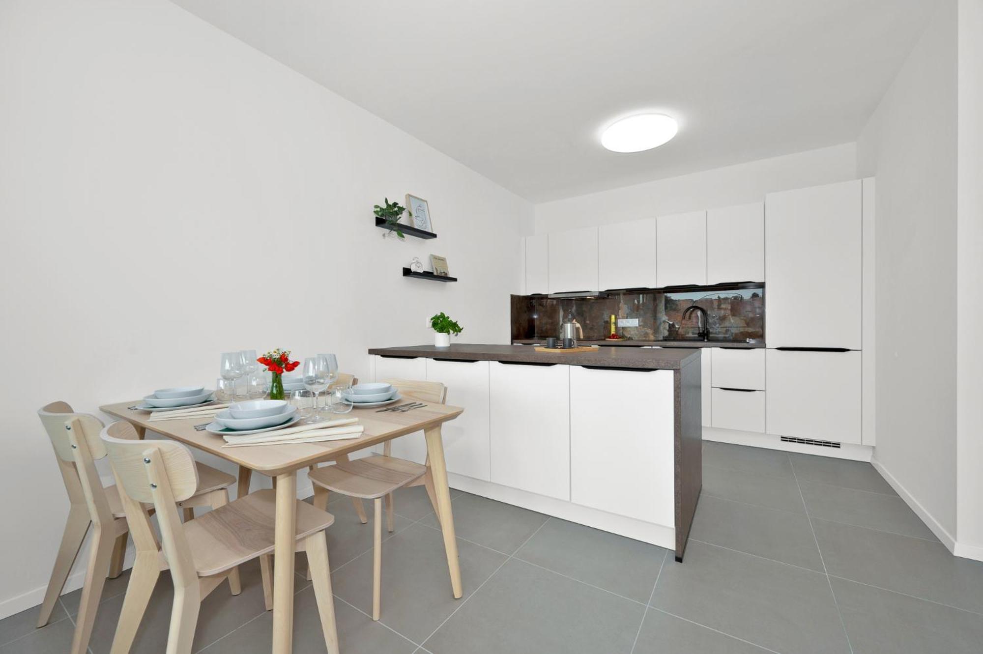 Fully Equipped Apartments With Terraces, Free Garage Parking, Netflix & Ac - By Apartmany Slapanice Cz Bagian luar foto