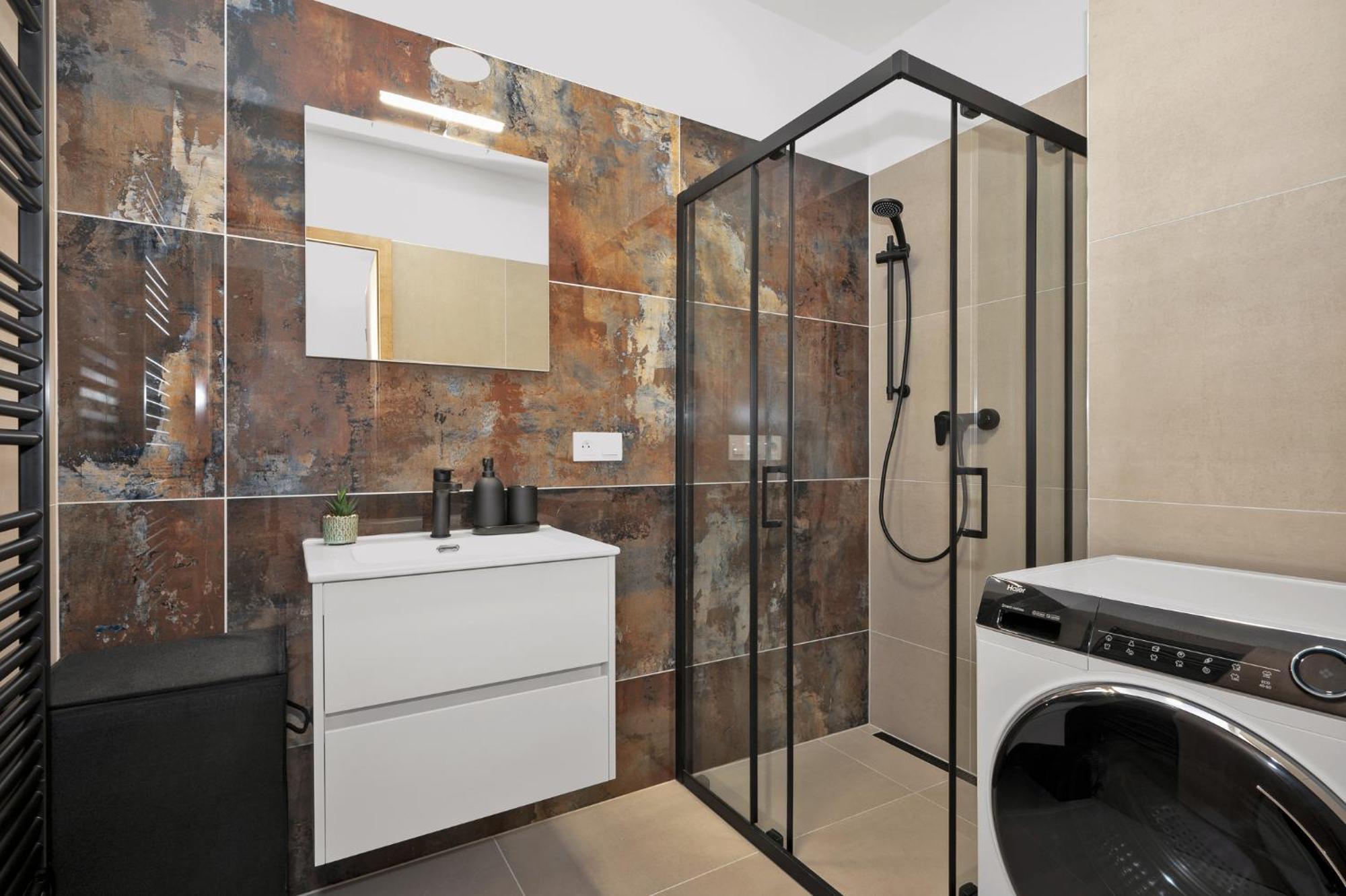 Fully Equipped Apartments With Terraces, Free Garage Parking, Netflix & Ac - By Apartmany Slapanice Cz Bagian luar foto