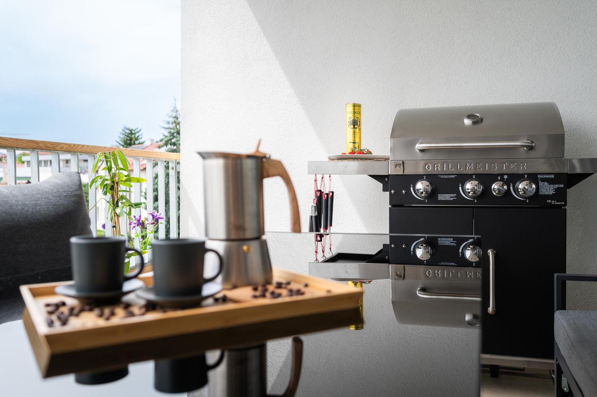 Fully Equipped Apartments With Terraces, Free Garage Parking, Netflix & Ac - By Apartmany Slapanice Cz Bagian luar foto
