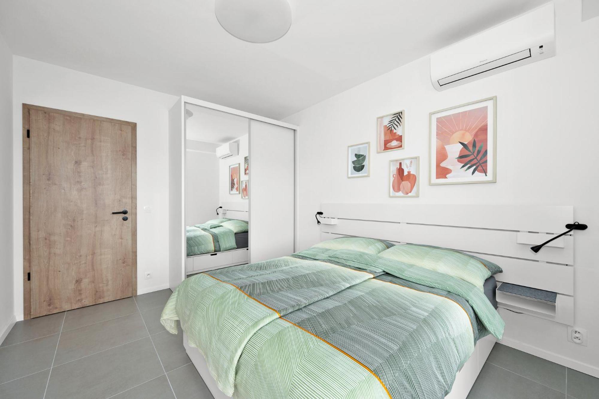 Fully Equipped Apartments With Terraces, Free Garage Parking, Netflix & Ac - By Apartmany Slapanice Cz Bagian luar foto