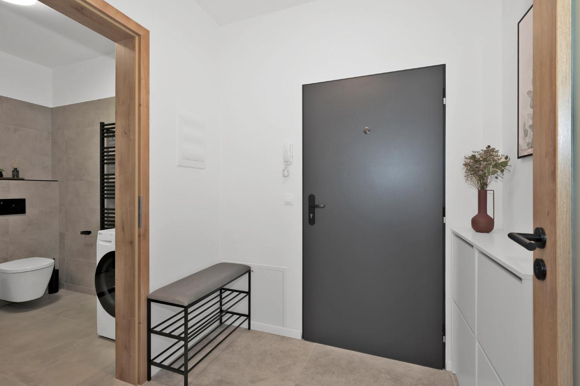 Fully Equipped Apartments With Terraces, Free Garage Parking, Netflix & Ac - By Apartmany Slapanice Cz Bagian luar foto