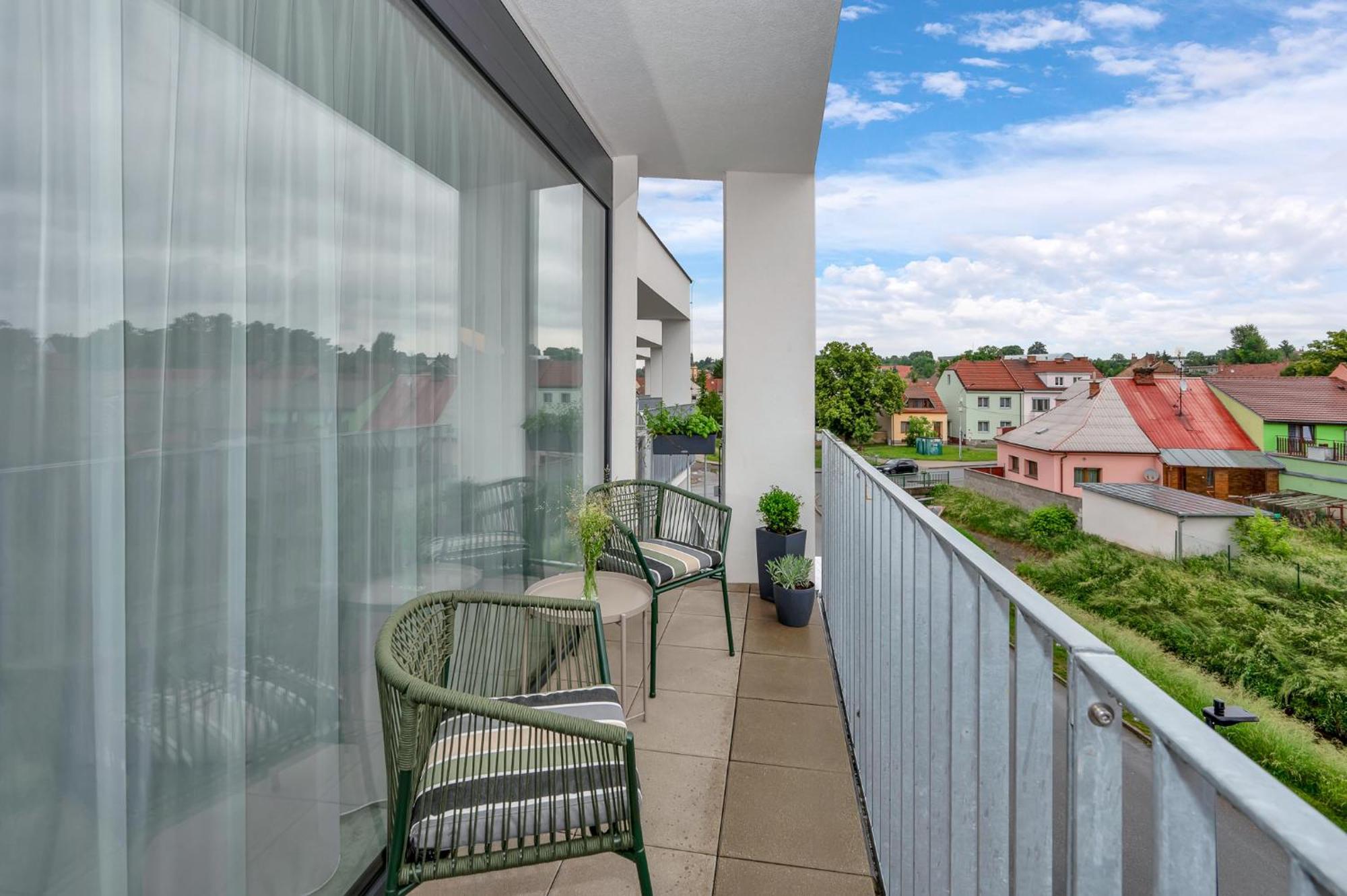 Fully Equipped Apartments With Terraces, Free Garage Parking, Netflix & Ac - By Apartmany Slapanice Cz Bagian luar foto