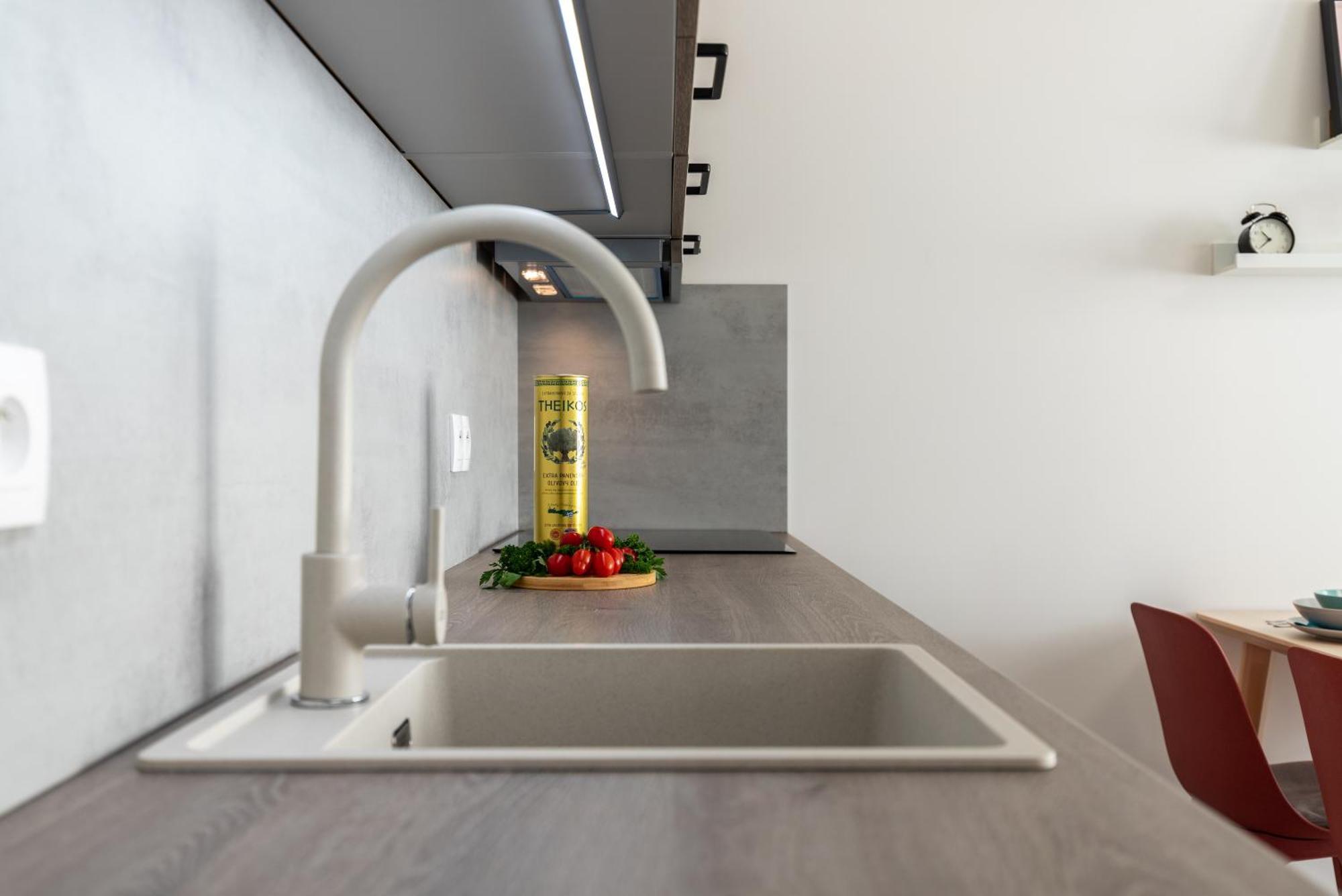 Fully Equipped Apartments With Terraces, Free Garage Parking, Netflix & Ac - By Apartmany Slapanice Cz Bagian luar foto