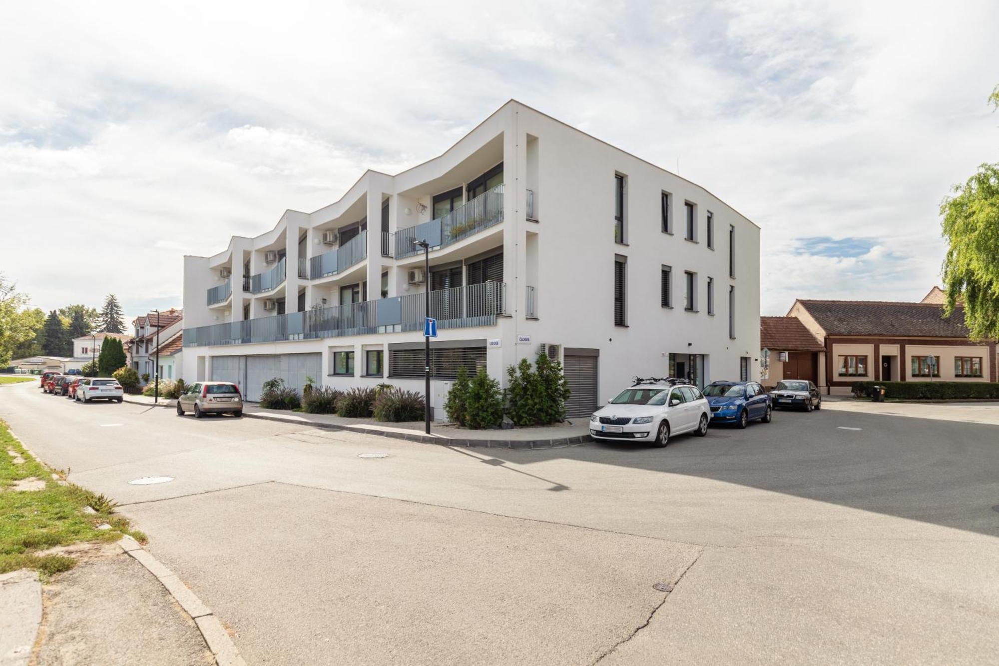 Fully Equipped Apartments With Terraces, Free Garage Parking, Netflix & Ac - By Apartmany Slapanice Cz Bagian luar foto